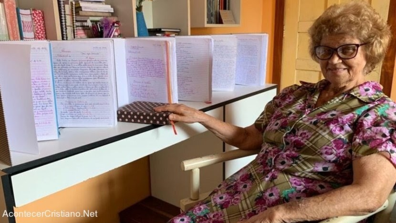 anciana-transcribe-biblia.jpg